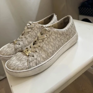 MK skor - Säljer mina beiga michael kors skor då dom inte kommer till användning längre! Fler bilder går självklart att ordna!🌟🫧 