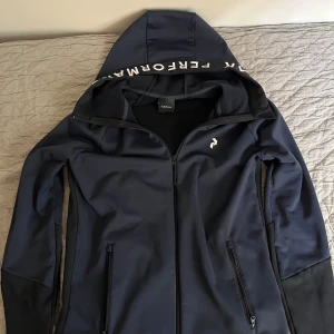 Peak Performance Hoodie - Zip hoodie från Peak Performance. Inga skador eller hål och är perfekt inför vintern tillsammans med en jacka över. Storlek M sitter lite mer åt S hållet