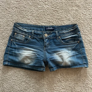 Lågmidjade jeansshorts - Snygga blå jeansshorts från I Dodo med en cool tvättad look. De har fem fickor och knappar fram. Perfekta för en avslappnad stil.