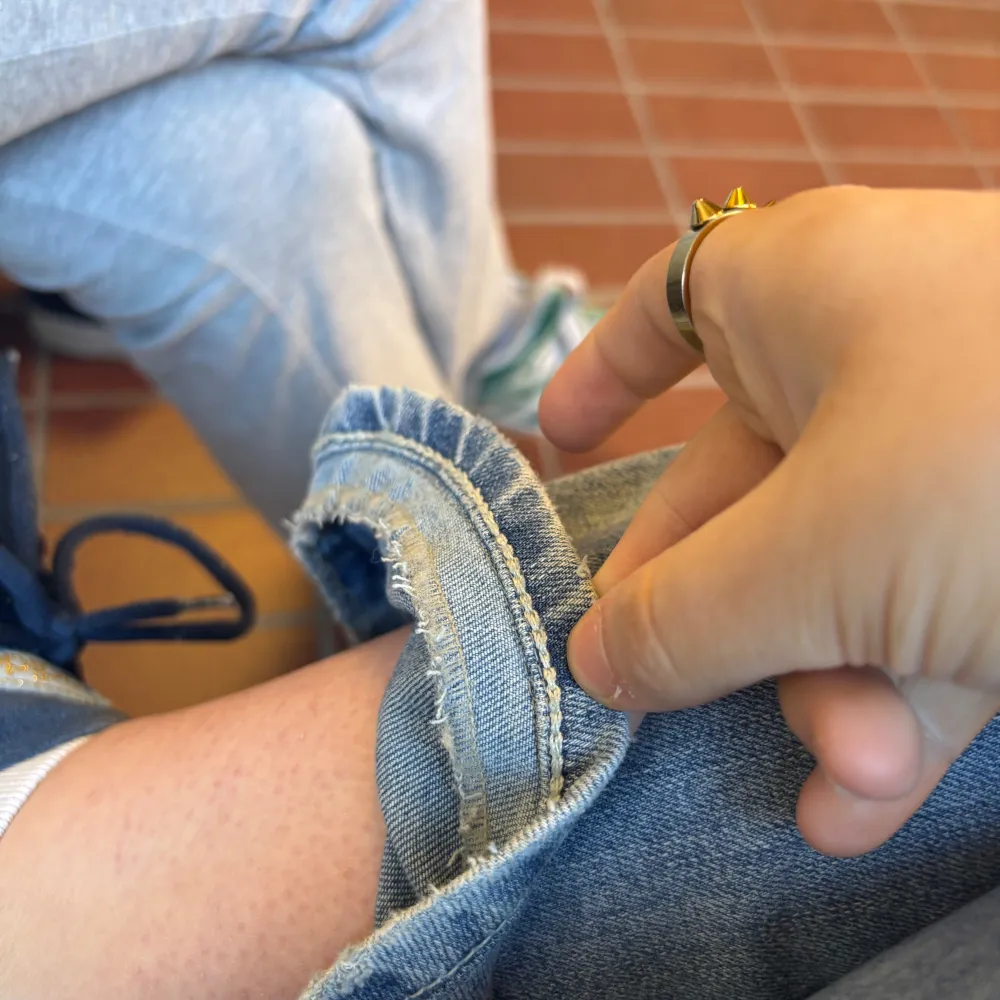 Säljer ett par blå true religion byxor. Low waist och flared, även uppsydda. Köpta på plick.. Farkut & Housut.