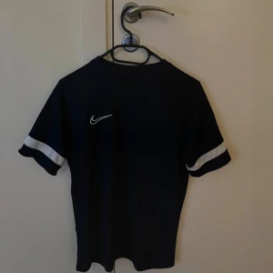 Träningskläder Nike Herr T-shirt Shorts  - Använt någon enstaka gång, skick som nytt! Storlek M. Prisförslag välkomna, mvh