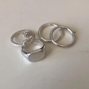 Ringar - Säljer silvriga ringar, strl. XS/S! Från H&M. På första bilden har vi oanvända ringar, inget rost alls. På andra bilden har vi använd ring som blivit rostig, så den åker med på köpet.
