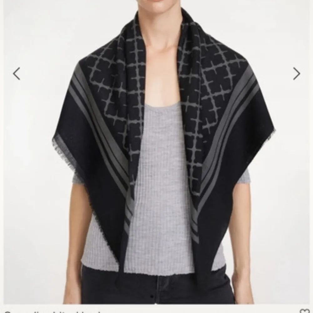 Snygg svart halsduk/ scarf från malene birger. Aldrig använd av mig, fåtal av förra ägare. Liten defekt (se bild) men inget man tänker på💕Prioriterar snabb affär, nypris 1000 kr. Muu.
