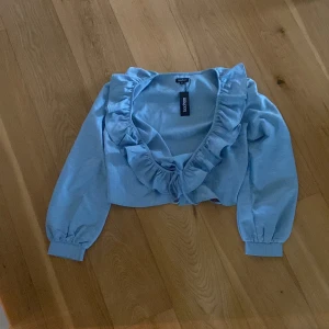 Blus - En kroppad blus. Perfekt till både vardag och om man vill vara lite mer uppklädd. Helt ny och aldrig använd. 