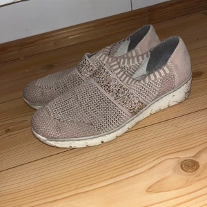 Kengät - Ihanat naisten kevyet kangaskengät. Koko 39. Pohjallinen n 25cm. Hiukan likaiset, joten vaatii hieman pesua muuten hyvässä kunnossa. Kissatalous MMM, lisätietoja saa kysymällä Katsothan myös muut ilmoitukseni Mikäli hinta ei miellytä tarjoa rohkeasti