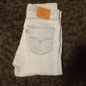  Levis jeans - Säljer ett par ljusblå Levis 512 jeans. De har en klassisk femficksdesign och en snygg läderpatch baktill. Ett par riktig snygga jeans som passar till de mesta. Finns en liten fläck på framsidan men som inte synt vid användning. Hör av dig om du har några funderingar.