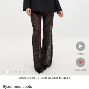 Svarta byxor med spets - Svarta spetsbyxor från nakd! Har bara använts 1 gång! 