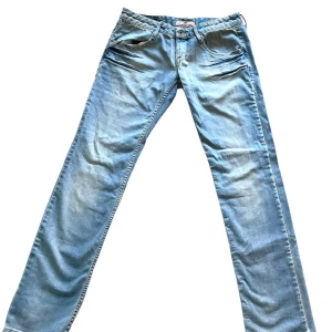 Ljusblå jeansbyxor - Snygga lowwaist jeans med en unik ljusblå tvätt! Inga defekter eller slitningar!💕                         Midja mätt platt: 38cm                                    Innerbenslängd: 80cm                                           Grenen: 18,5cm                                                   Priset går alltid att diskuteras! Skriv om frågor finns!💕