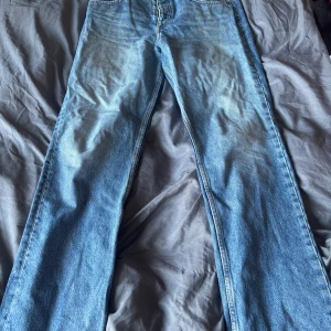 Blå wide jeans från Zara - Säljer ett par klassiska blå jeans från Zara. De har en rak passform och är perfekta för en avslappnad stil. Jeansen har en traditionell femficksdesign och stängs med dragkedja och knapp.