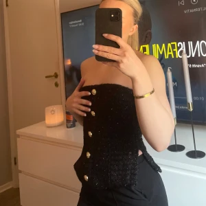 Svart glittrig tubtopp - En såå fin och elegant topp som passar perfekt till festliga tillfällen. Toppen har jättebra kvalite och dragkedja i bak. Säljer den nu då den tyvärr inte kommer till användning. Den är i nyskick så lappar osv sitter kvar. Nypris 600kr 😍