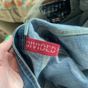 Blå jeans  - Säljer ett par  blå jeans med lite slitningar fram till, kommer ej till användning                          Midja: 39 Inneben: 79 