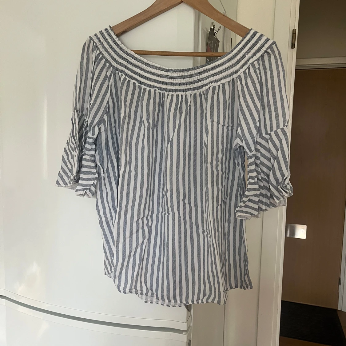 Randig offshoulder blus
