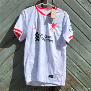 Helt ny Liverpool Fotbollströja - Hej! Vi säljer just nu denna underbara Liverpool fotbollströjan tröjan till ett väldigt bra pris 😍Den är perfekt nu inför sommaren ☀️🌟Tröjan är i storlek S 👕Kontakta oss för mer information ℹ️ 