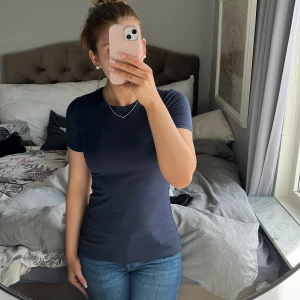 Mörkblå t-shirt från Intimissimi - Jag säljer denna för att den kommer inte till användning då jag köpte den i storlek M istället för S.                              Mörkblå t-shirt från Intimissimi i mjuk Supima bomull. Perfekt för en casual look med ett skönt material. 