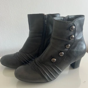 Svarta boots från Marc - svarta boots från Marc i skinn. De har en dragkedja på sidan och dekorativa knappar på utsidan. Storlek 36, gott skick!