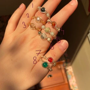 Färgglada ringar i guld och silver 50kr/st - Enklare ringar 50 kr/st                                                       - Storlekar: Nr1 (5), Nr2 (6,5), Nr3 (6,5), Nr4 (8,5), Nr5 (10), Nr6 (8)SÅLD✨, Nr7 (8), Nr8 (8,5) SÅLD✨                                    - Storleksguide finns på sista bilden.                                 - Nickelfri                                                                                - Non-tarnish behandling 