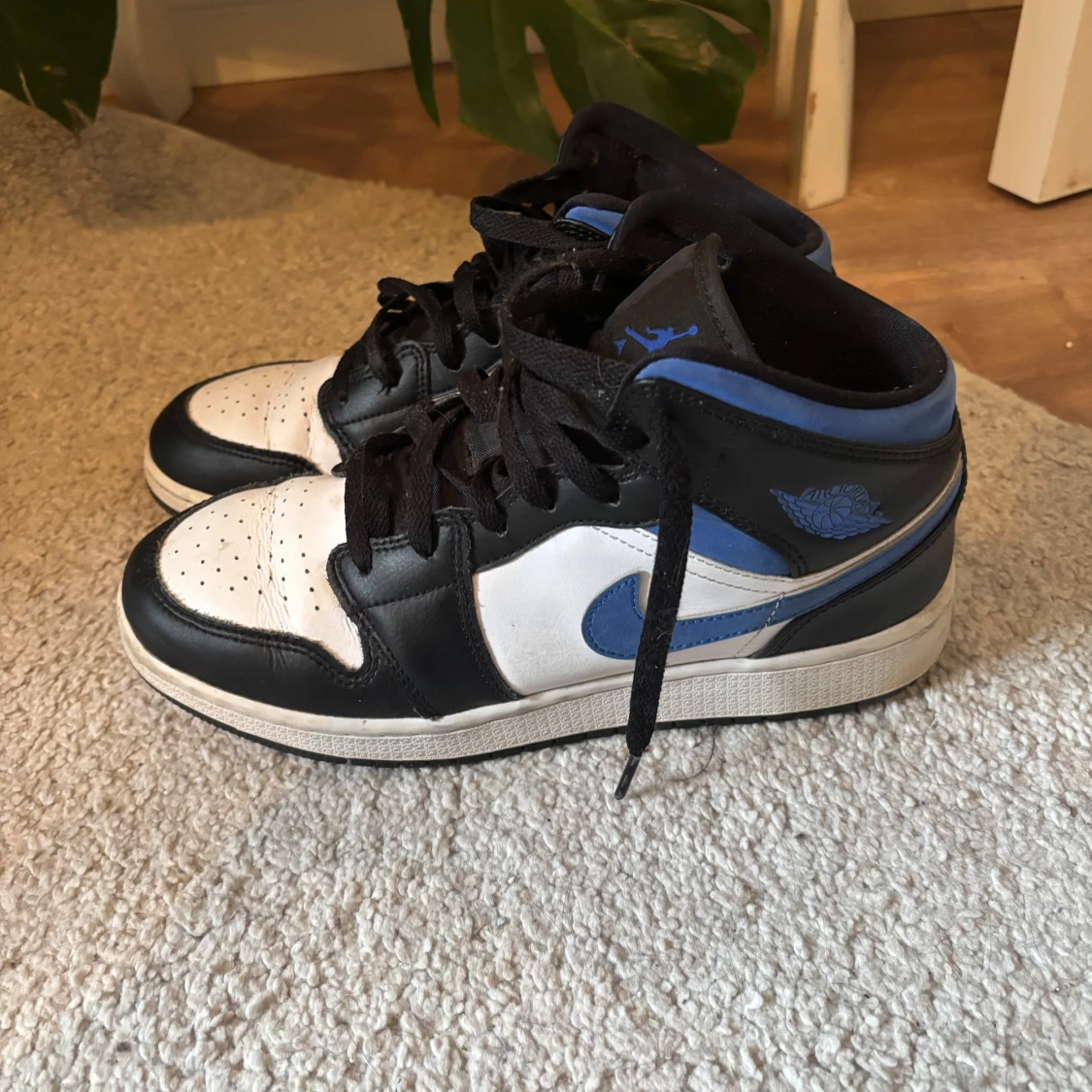 Nike Air Jordans i svart, vitt och blått