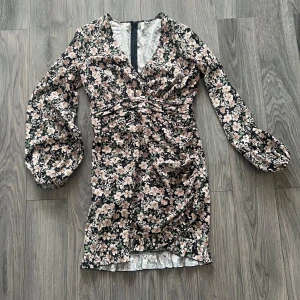 Blommig klänning  - vacker blommig klänning från Only med lång ärm och v-ringning. Klänningen har en dragkedja i ryggen och superfin passform🌸 