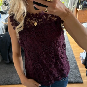 Vinröd spetsblus - Säljer en vinröd spetsblus. Använd en gång. Liten i storleken 