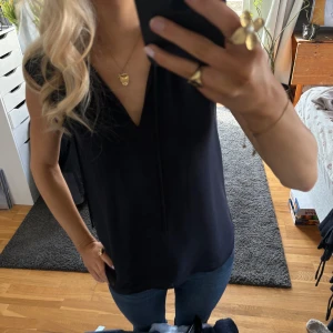 Blå v-ringad blus - Säljer en stilren blå blus med v-ringad urringning 