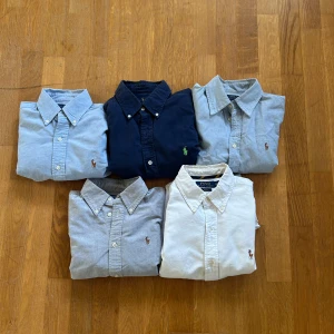 Ralph lauren skjortor - 5 ralph lauren skjortor för 1500kr sammanlagt🤯 perfekt för dig som vill resell vidar, var snabb på bollen dessa kommer gå snabbt. Vid frågor är det bara att skriva.storlekarna är 1xs 2s 2M.