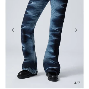 Blå bootcut jeans från Weekday - Snygga blå bootcut jeans från Weekday med ett coolt mönster. Nypris 700kr säljer pga att jag tog i fel storlek!💘