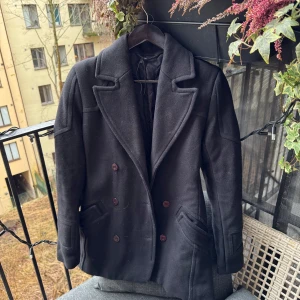 Svart kappa från J.Lindeberg - Passa på inför våren skulle säga unisex på denna passar både herr och dam. 🤩  •Skick: 8.5/10 finns fläck vid krage, delvis nopprig saknas en knapp  •storlek📏: skulle uppskatta storleken till S utifrån mått, kolla sista bilden ! Står 36 i kappan  •Nypris/Butikspris:💰2500kr   Köp gärna i bundles för att underlätta i frakt och på detta vis blir jag mer flexibel i pris! Våga buda! 🚚🤝