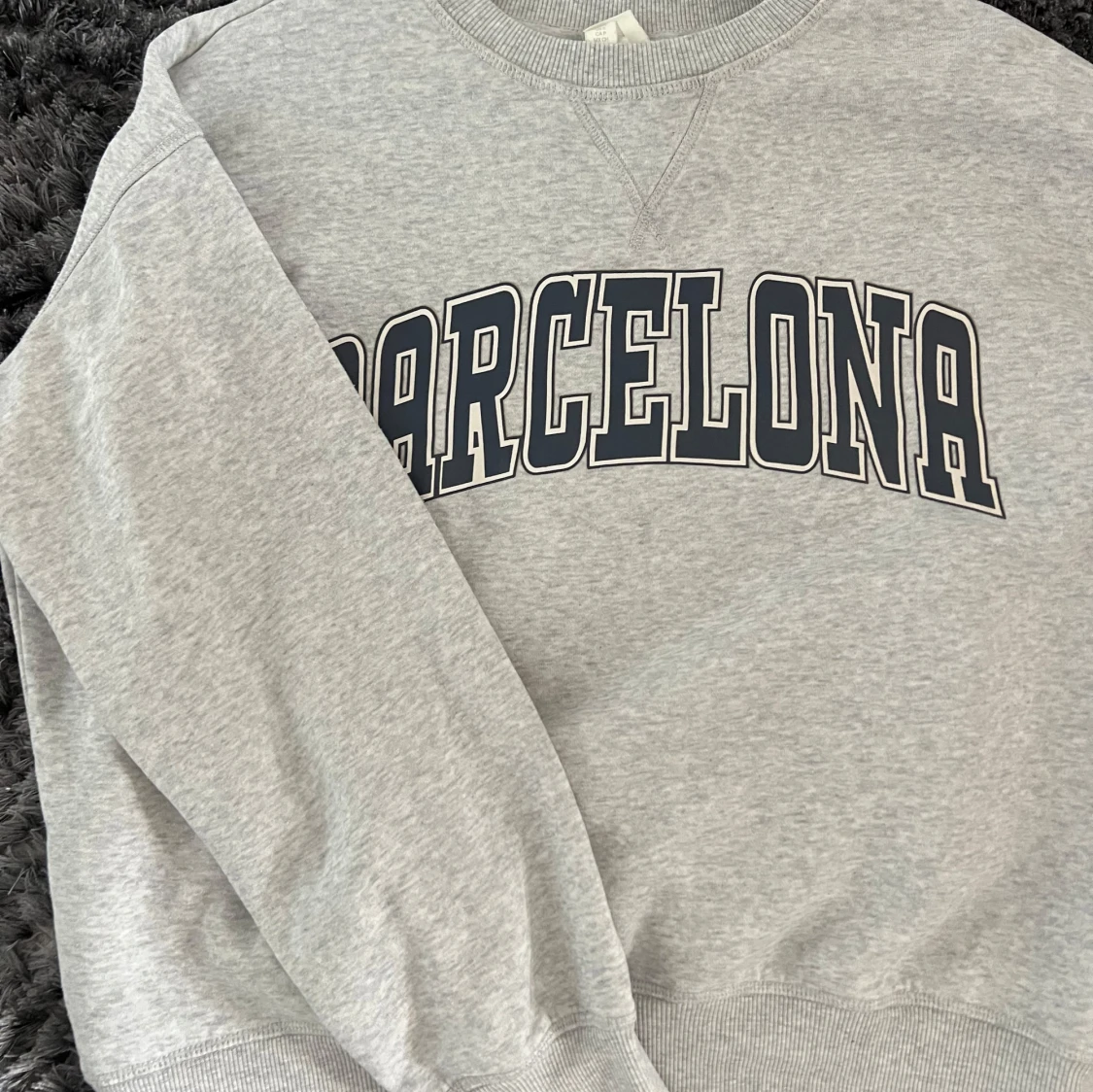 Grå sweatshirt med Barcelona-tryck - 3