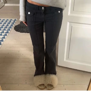 Svarta bootcut jeans -  Lappen är bort klippt men tror det är storlek 36/38 men de är väldigt stretchiga och passar många storlekar! Midjemåttet rakt över är 39 cm