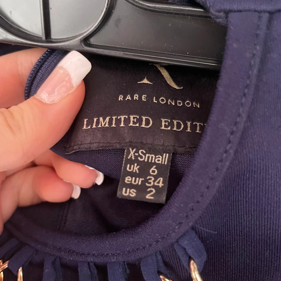 Mörkblå klänning från Rare London