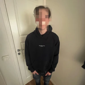 Donce de la sence Hoodie. Strl xs/S/M - Donce De La Sence Hoodie marinblå. Denna hoodie är helt ny och har använts nån gång tills jag insåg att den var för liten. Orginalpris 1999kr. kan även sänkas vid snabb affär. Storlek S/M