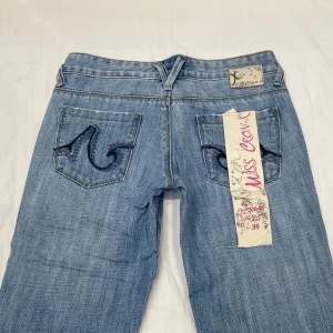 Lågmidjade bootcut jeans🤩 - Kan INTE ta bild med dem på pga försmå ❤️ Midja 35 cm rakt över, gren 17,5 cm o innerben 83 cm. Märkta som W25/L34 men uppskattar till W24. Nya med lappen kvar!