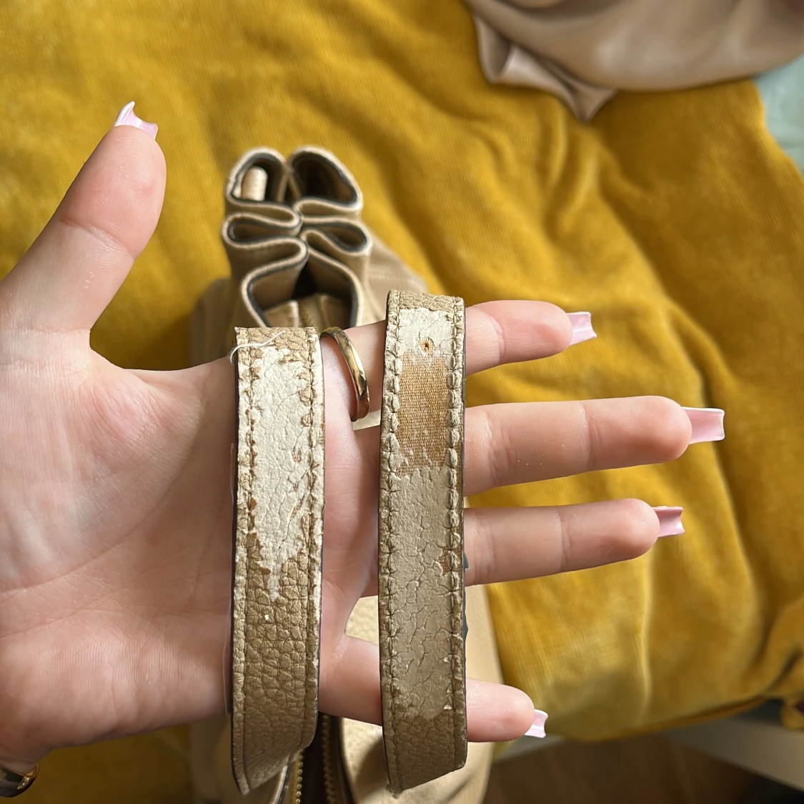 Beige handväska från Guess - 3