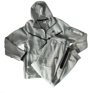 Nike tech sätt  - Klassiska gråa nike tecken går att köpa endast hoodien på min plick skriv för fler bilder 