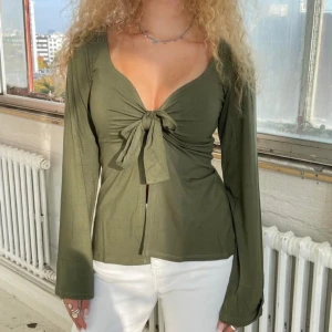 Design By Si Maddy Blouse- Khaki - Storlek XS/S, använts två gånger och är i helt ny skick. Pris kan diskuteras. För fler bilder hör av er.