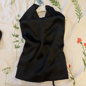 Svart halterneck topp - Topp i satin med öppen rygg från Chloé Schuterman x NA-KD 