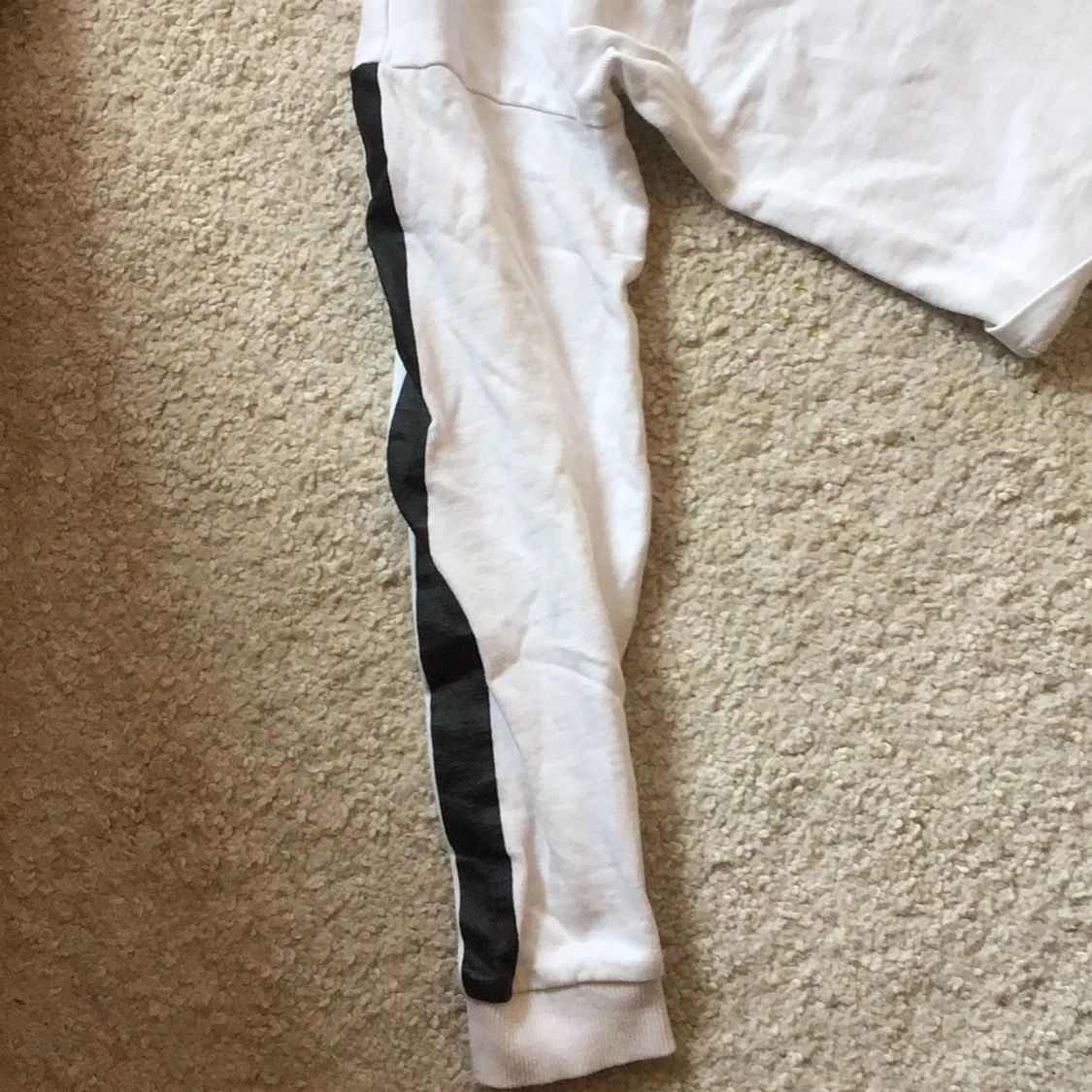 Vit långärmad tröja med svarta detaljer - 1