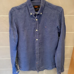 Linneskjorta från Morris - Skitsnygg mörkblå linneskjorta från Morris | Perfekt nu inför de varmare dagarna | Nypris 1500kr | Skick 10/10 | mvh Edvin