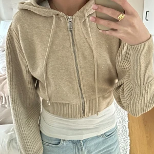 Beige stickad ziphoodie  - Stickad beige zip kofta från zara ”stickad cardigan med huva” säljs inte längre, nyskick🥰
