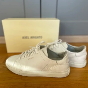Vita sneakers från Axel Arigato - Snygga vita sneakers från Axel Arigato i modellen Clean 90. Skorna har en stilren design med snörning och är tillverkade i skinn. Perfekta för en minimalistisk look.