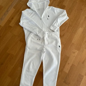 Ralph lauren tracksuit zip hoodie o byxor - Säljer en stilren vit tracksuit från ralph lauren (kofta och byxor). Storlek S. Sjuukt fint när man går utomhus utan jacka. Inga tecken på användning.