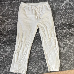 Vita byxor från Zara - Säljer ett par vita byxor från Zara som knappt är använda. Är för stora för mig nu därför jag säljer dom!