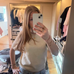 beige stickad t-shirt  - super fin beige stickat t-shirt, passar till mycket! är i storlek m men jag bär oftast xs/s. 