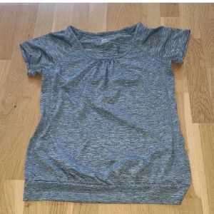 Topp  - Träningstopp från H&M I storlek S. I superbra skick! ✨️
