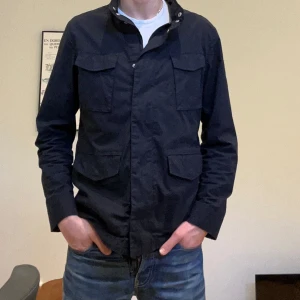 Field jacka John Henric  - Säljer nu denna schyssta field jacka från John Henric! Jätte fint skick, endast använd i höst. Jackan är perfekt nu till våren! Storlek M marinblå. Nypris 1499kr. Hör av er om det finns några frågor! 😃