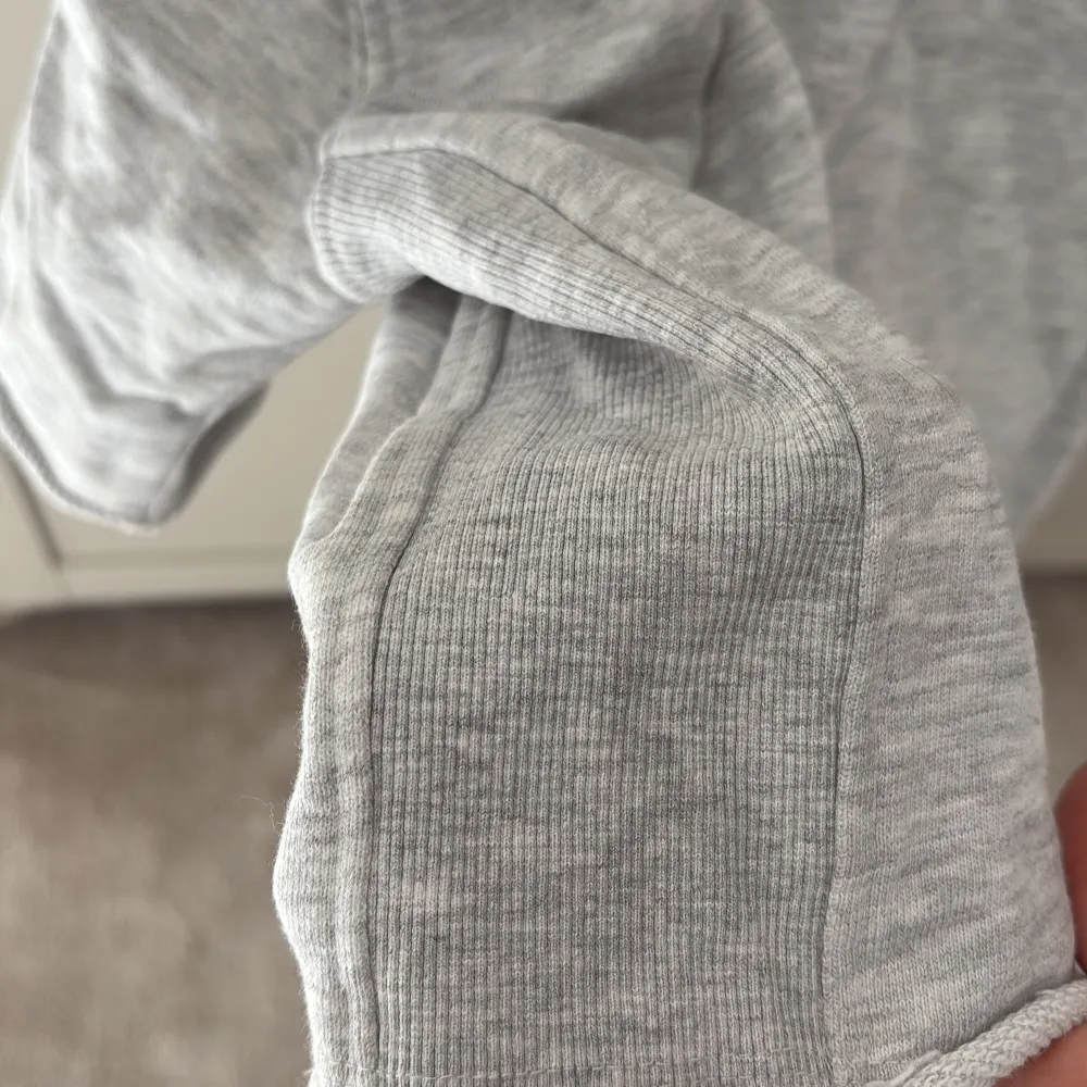 Säljer en stilren grå tröja från Zara med trekvartsärm och rund hals. Perfekt för våren. Tröjan har en lös passform och är tillverkad i ett mjukt material.. Neuletakit & Villapaidat.