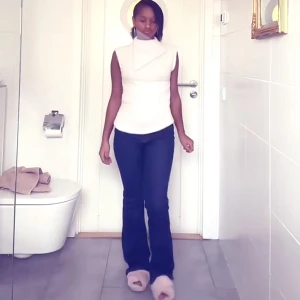 Vit ärmlös polotopp - Snygg vit ärmlös polotopp med en stilren design. Perfekt för att skapa en elegant look. Toppen har en hög krage och är tillverkad i ett mjukt material.