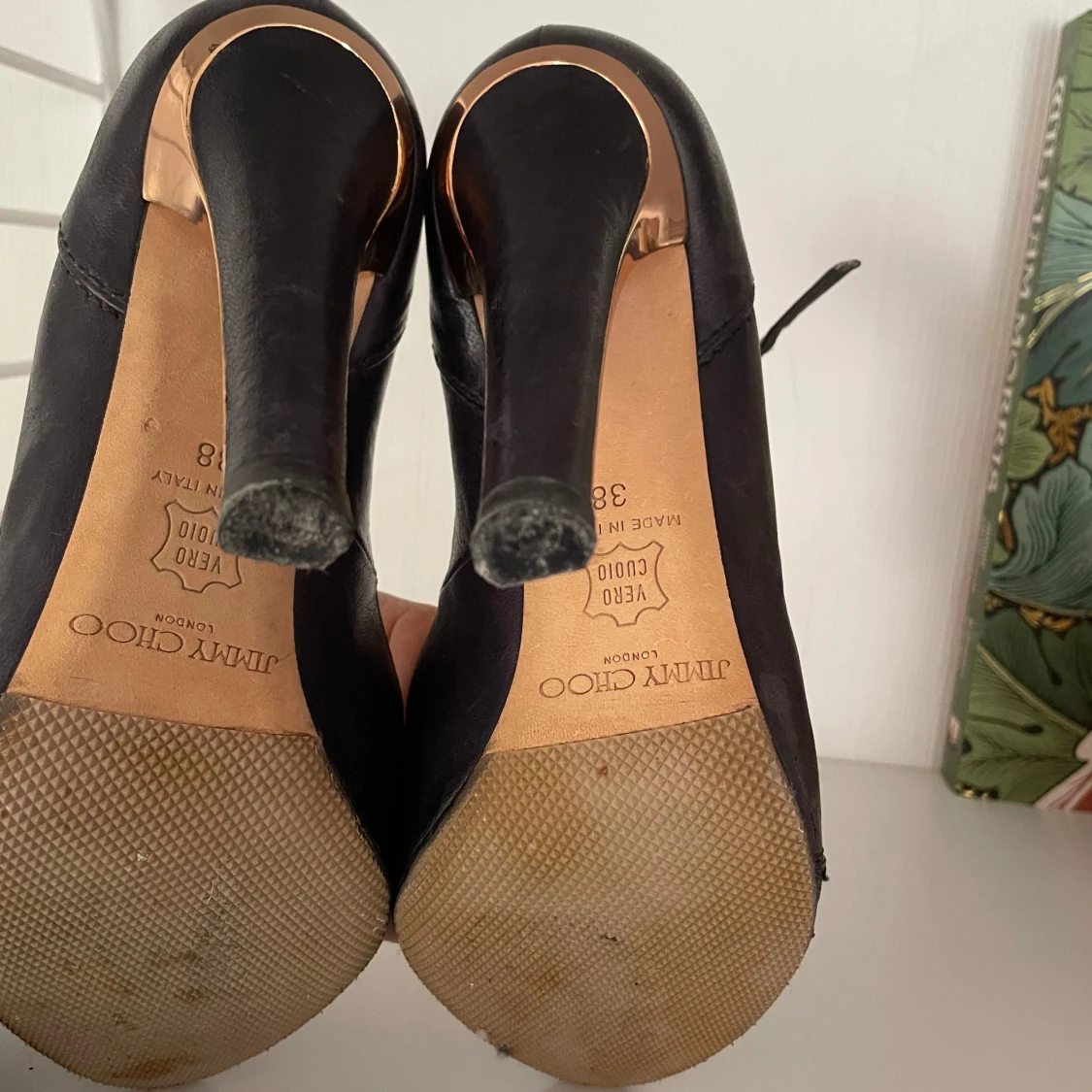 Mörkblå/guld  klackskor från Jimmy Choo - 1