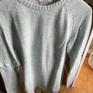 Stickad tröja från bershka  - Stickad tröja från bershka endast använt ett par gånger. Storlek medium och färge är ljusgrön.