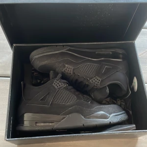  Jordan 4 black cats - Säljer nu mina black cats eftersom att de inte har kommit till användning. De köptes för ett tag sedan här på plick i nyskick men har bara legat och dammat i min källare. Använda max 5 gånger. Det är storlek 44 men kan även passa lite större eller mindre. Hör av er vid funderingar! 